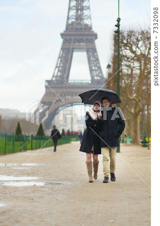 Dating couple under the rain in Paris 7332098