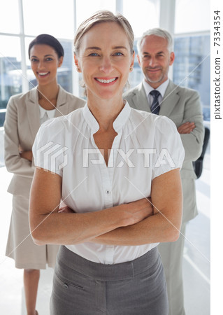 Cheerful team of business people standing together 7334354