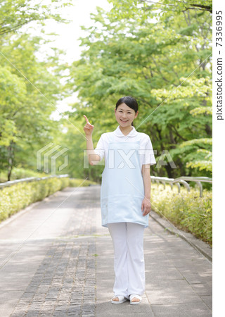 新鮮的綠色女性照料者 新鮮的綠色女性照料者 7336995