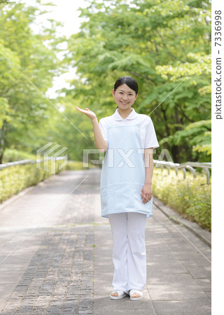 新鮮的綠色女性照料者 新鮮的綠色女性照料者 7336998