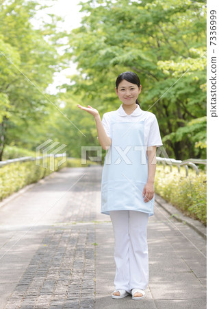 新鮮的綠色女性照料者 新鮮的綠色女性照料者 7336999