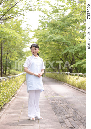新鮮的綠色女性照料者 新鮮的綠色女性照料者 7337000