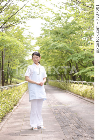 Fresh green female caregiver Fresh green female caregiver 7337001