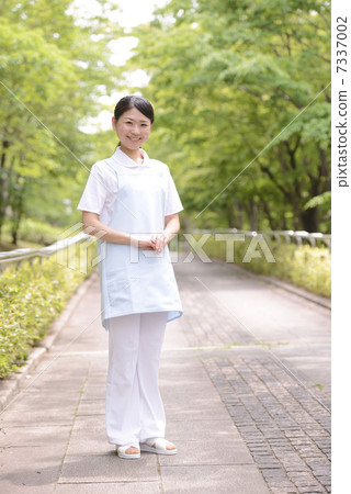 新鮮的綠色女性照料者 新鮮的綠色女性照料者 7337002