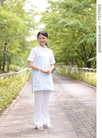新鮮的綠色女性照料者 新鮮的綠色女性照料者 7337003