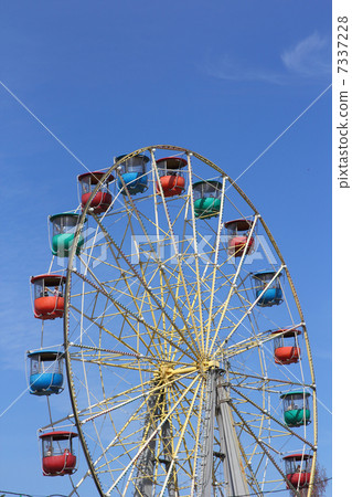 Atraktsion colorful ferris wheel against the blue sky 7337228