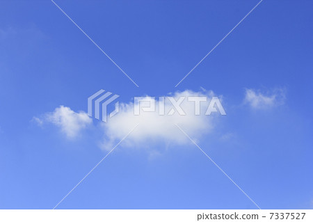 A white cloud floating in the blue sky 7337527