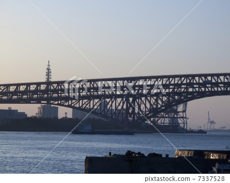 港口橋樑的剪影的風景在大阪Nanko 港口橋樑的剪影的風景在大阪Nanko 7337528