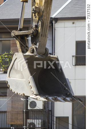 在公寓建造場所的建築機器 7337532