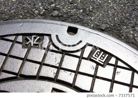 雨水的人孔蓋 7337571