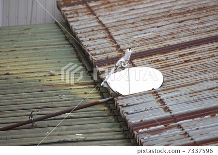 拋物面天線在屋頂上坍塌了 7337596