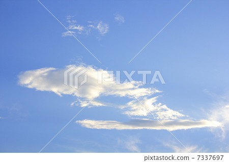 漂浮在藍天的一朵白色雲彩 漂浮在藍天的一朵白色雲彩 7337697