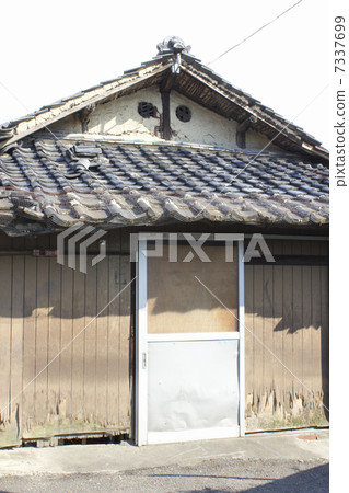 Waste shops of Japanese style houses 7337699
