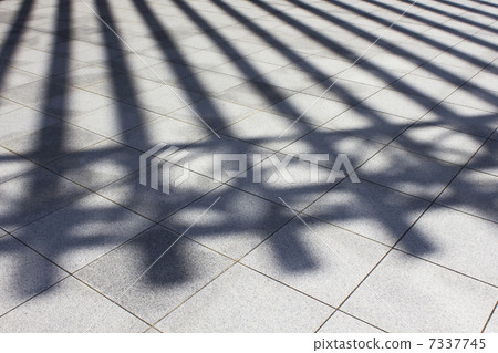 落在瓷磚地面上的門的陰影 7337745
