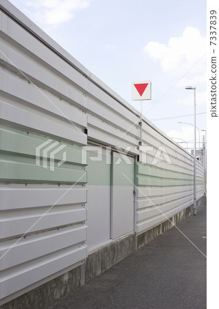 Sound insulation on highway 7337839