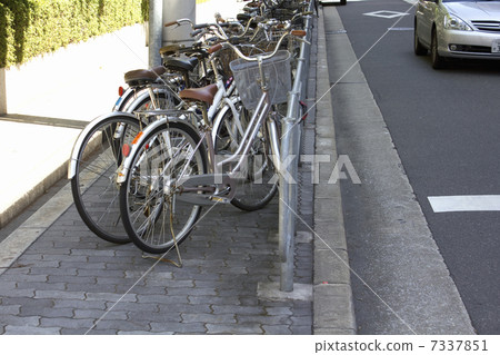 一個討厭的自行車停放在辦公室鎮 一個討厭的自行車停放在辦公室鎮 7337851