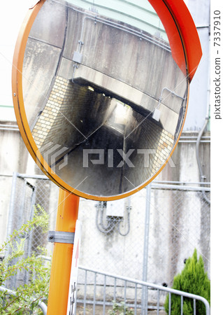 高架路彎曲的鏡子 7337910