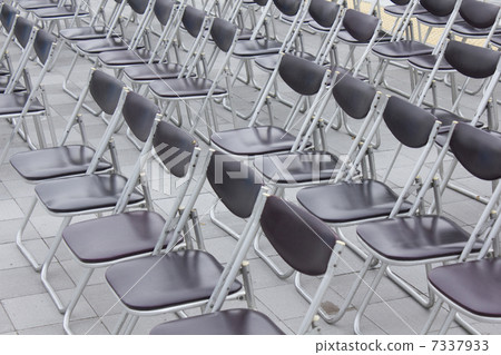 在活動場地安排了許多管椅 7337933