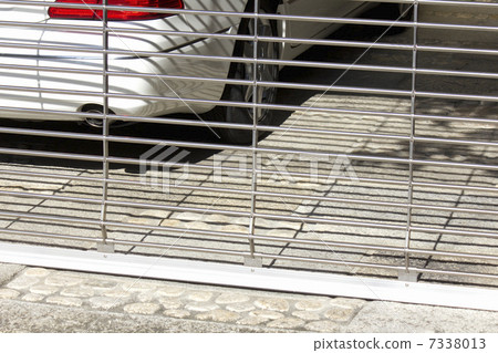 Garage with housing shutter 7338013