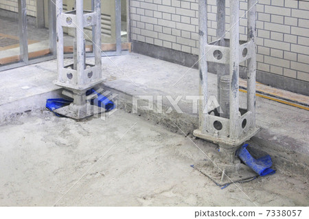 鋼支撐混凝土建築施工現場的天花板 鋼支撐混凝土建築施工現場的天花板 7338057