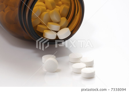 Medicine bottle with tablets 7338094