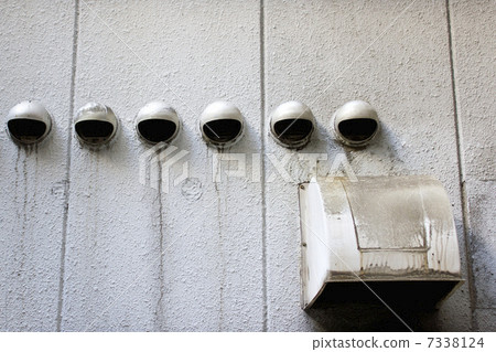 建築物外牆上的通風口很髒 建築物外牆上的通風口很髒 7338124