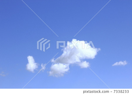 A white cloud floating in the autumn sky 7338233