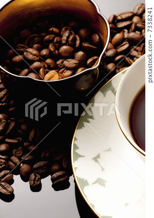Coffee beans and hot coffee Coffee beans and hot coffee 7338241