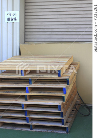 The pallet of the pallet storage space in front of the warehouse 7338261