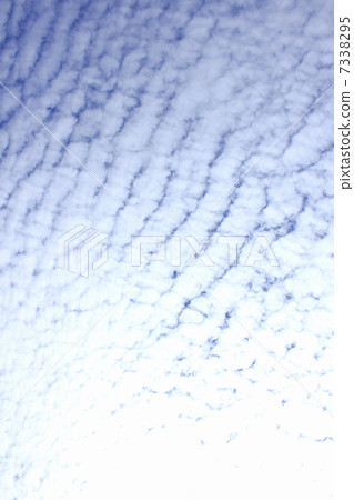 秋天天空和標度雲彩 秋天天空和標度雲彩 7338295