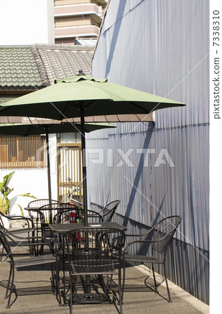 城市小巷的咖啡館露台 7338310