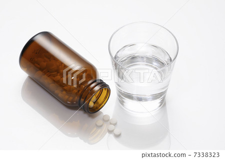 有片劑和杯子水的藥瓶 7338323