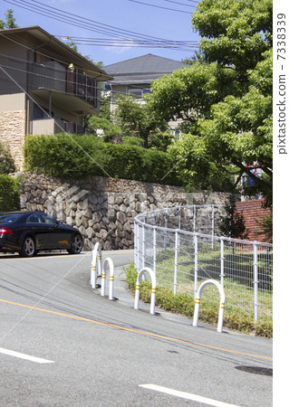 住宅區斜坡的急劇曲線 7338339