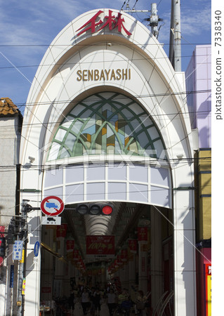 在大阪Senninbashi購物街的拱廊 7338340