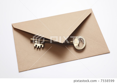 Brass classic keys and envelopes Brass classic keys and envelopes 7338599