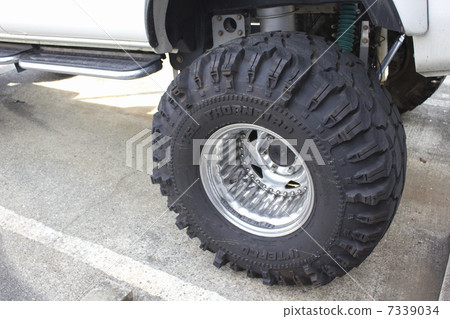 Off road vehicle tire 7339034