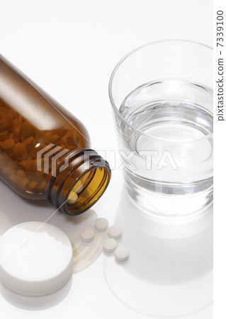 有片劑和杯子水的藥瓶 7339100