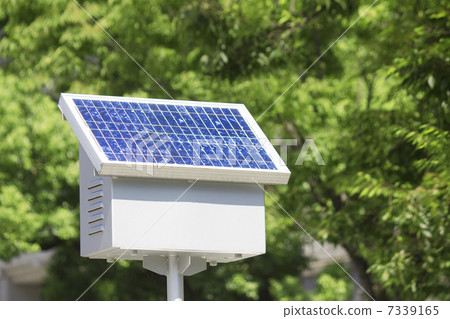 光伏電池板安裝在城市的街道上 光伏電池板安裝在城市的街道上 7339165