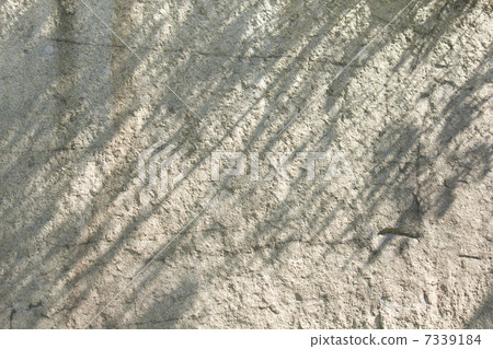 陽光透過一塊大石頭的表面 7339184