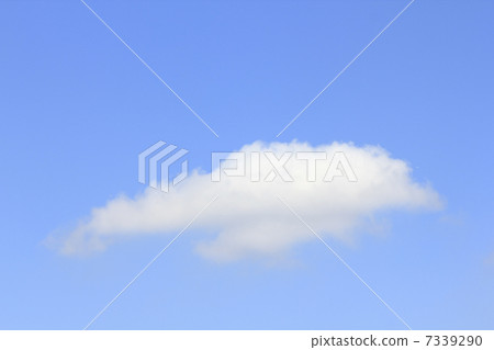 A white cloud floating in the blue sky 7339290