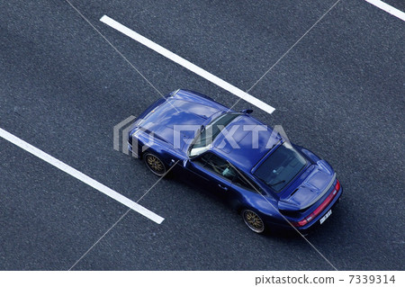 跑在高速公路的跑車 7339314