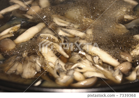 Freshly cooked mushroom pot 7339368