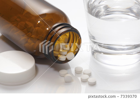 有片劑和杯子水的藥瓶 有片劑和杯子水的藥瓶 7339370