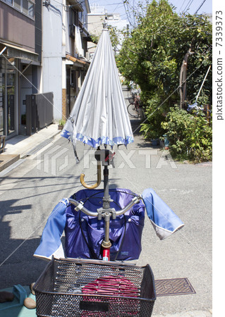 A parasol attached to the handle of the bicycle 7339373