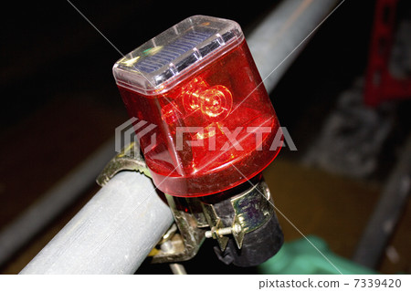Red warning lamp on road construction site 7339420