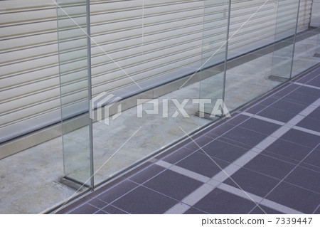 Tempered glass reinforcing the glass wall of the building 7339447