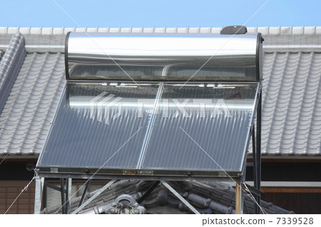在私有房子和藍天的屋頂的太陽水加熱設施 在私有房子和藍天的屋頂的太陽水加熱設施 7339528