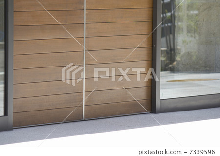 在公寓的入口的木自動門 7339596