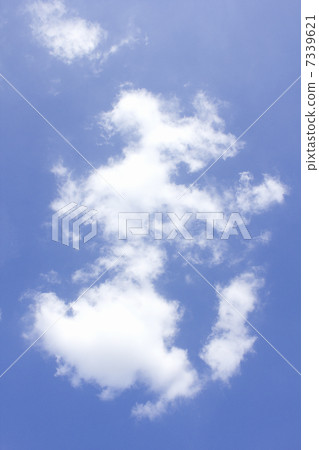 清楚的秋天天空和白色雲彩 清楚的秋天天空和白色雲彩 7339621