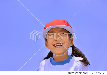 微笑與藍天的女孩（健身房衣裳，紅色和白色帽子） 7342517